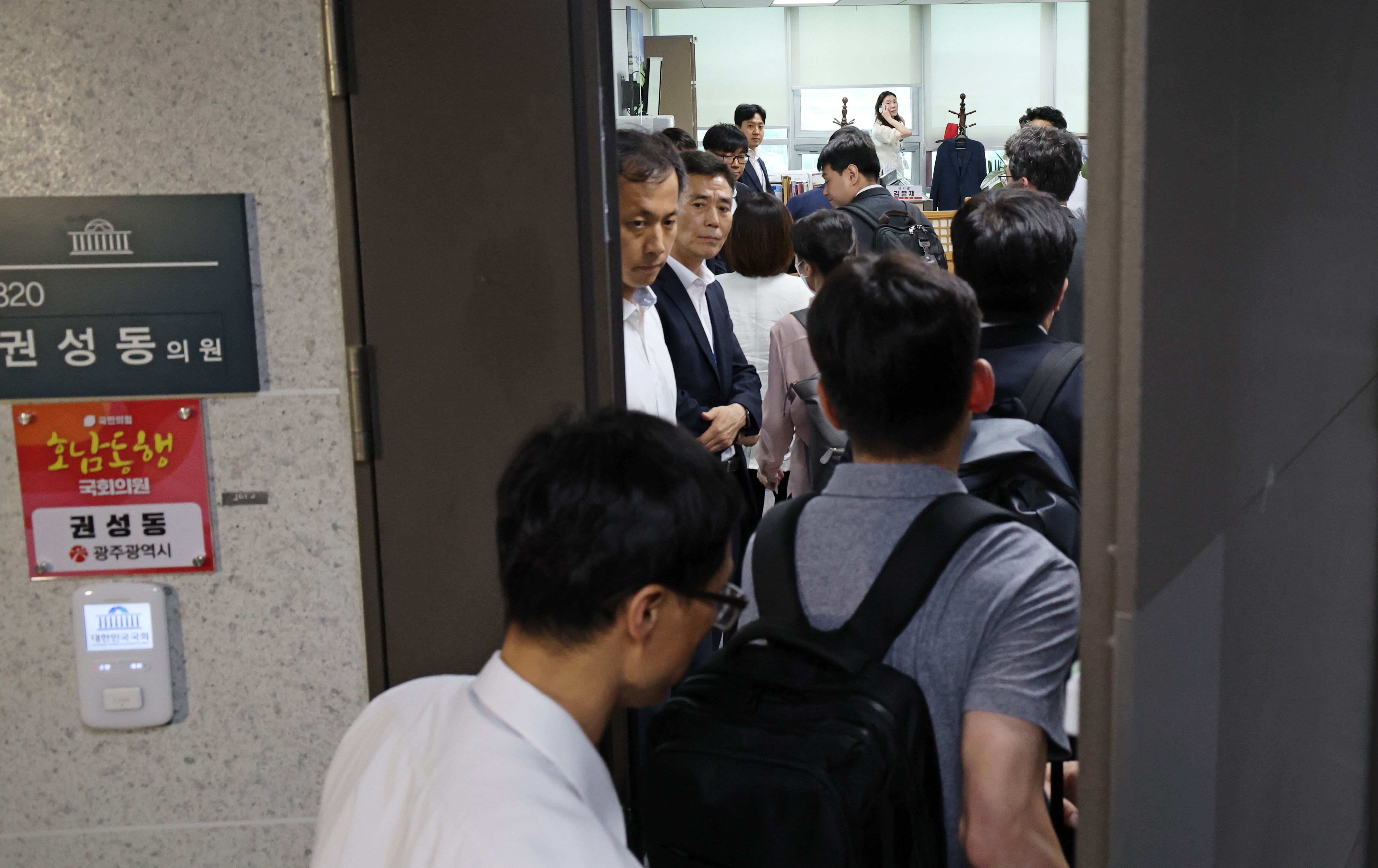 김건희 특검 수사관들이 18일 서울 여의도 권성동 국민의힘 의원실에 압수 수색을 하기 위해 진입하고 있다. 특검은 이날 권 의원의 서울 자택과 지역구인 강릉 사무실 등에 대한 압수 수색을 실시했다./남강호 기자