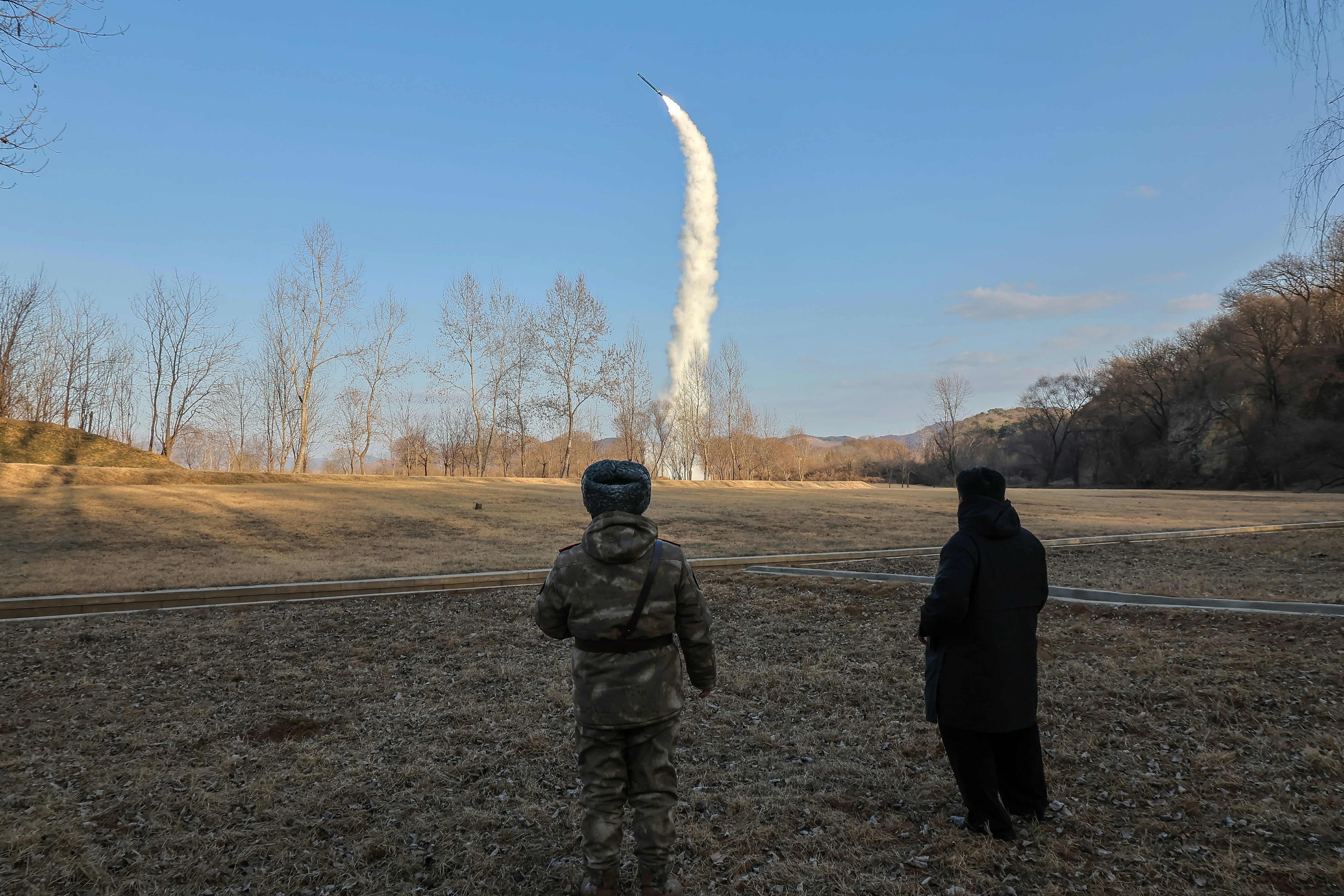 북한 미사일총국이 25일 김정은 참관 하에 해상(수중)대지상 전략순항유도무기시험발사를 진행했다고 26일 조선중앙통신이 보도했다. /평양 노동신문, 뉴스1