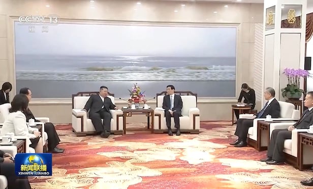 김정은 북한 국무위원장이 24일 중국 랴오닝성 단둥을 방문해 중국 권력 서열 4위인 왕후닝 전국인민정치협상회의(정협) 주석과 만나 북중 경제협력 확대 의지를 확인했다./CCTV