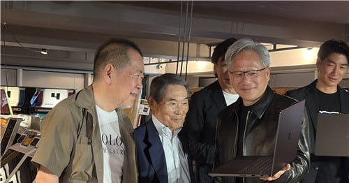 젠슨 황 "도요타와 피지컬AI 협력... '일본 AI'의 시작" - 뉴스 썸네일 이미지