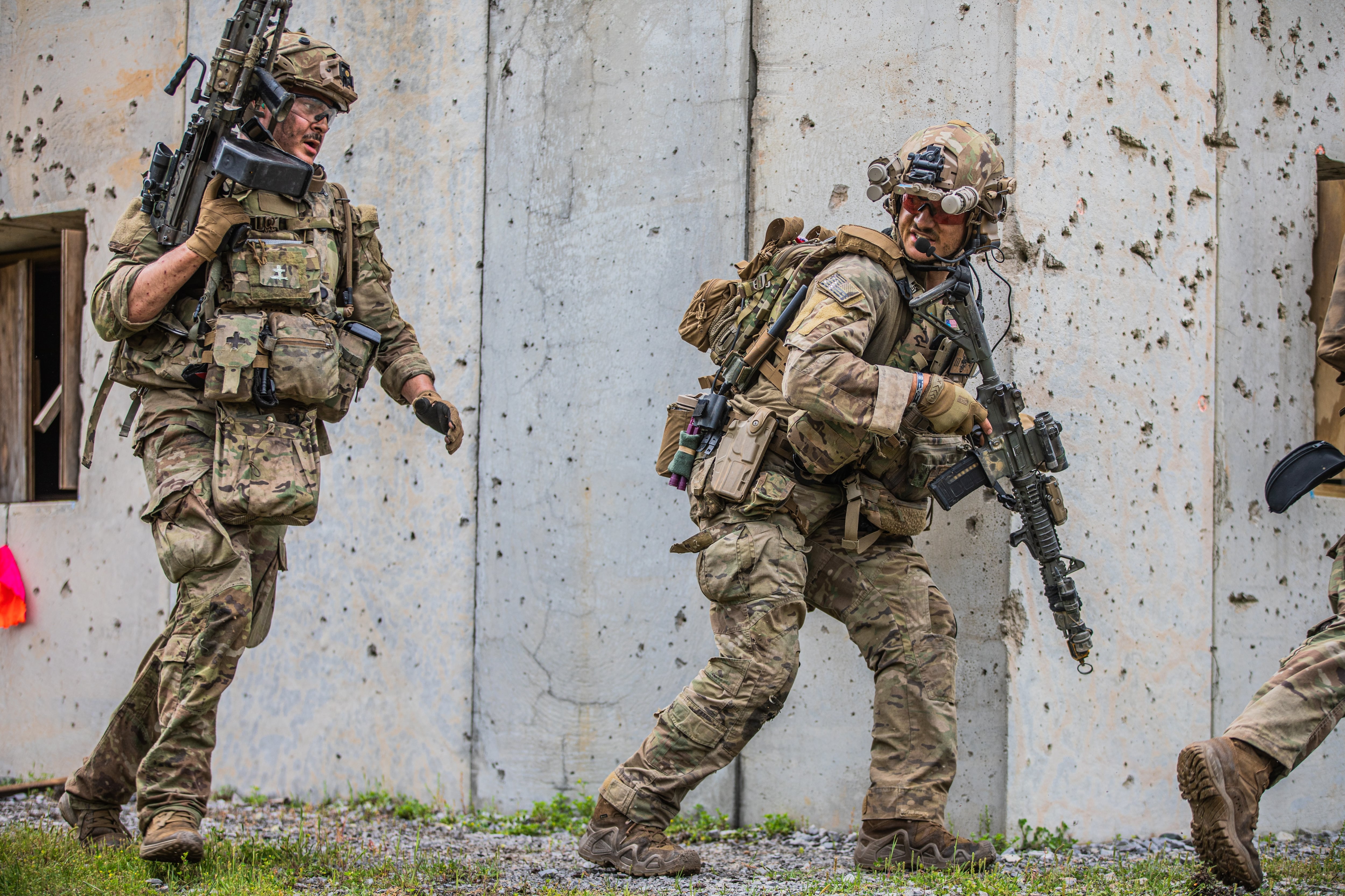 미국 “공수부대 투입 승인”… 이란 “과거 유가 다신 못볼 것”