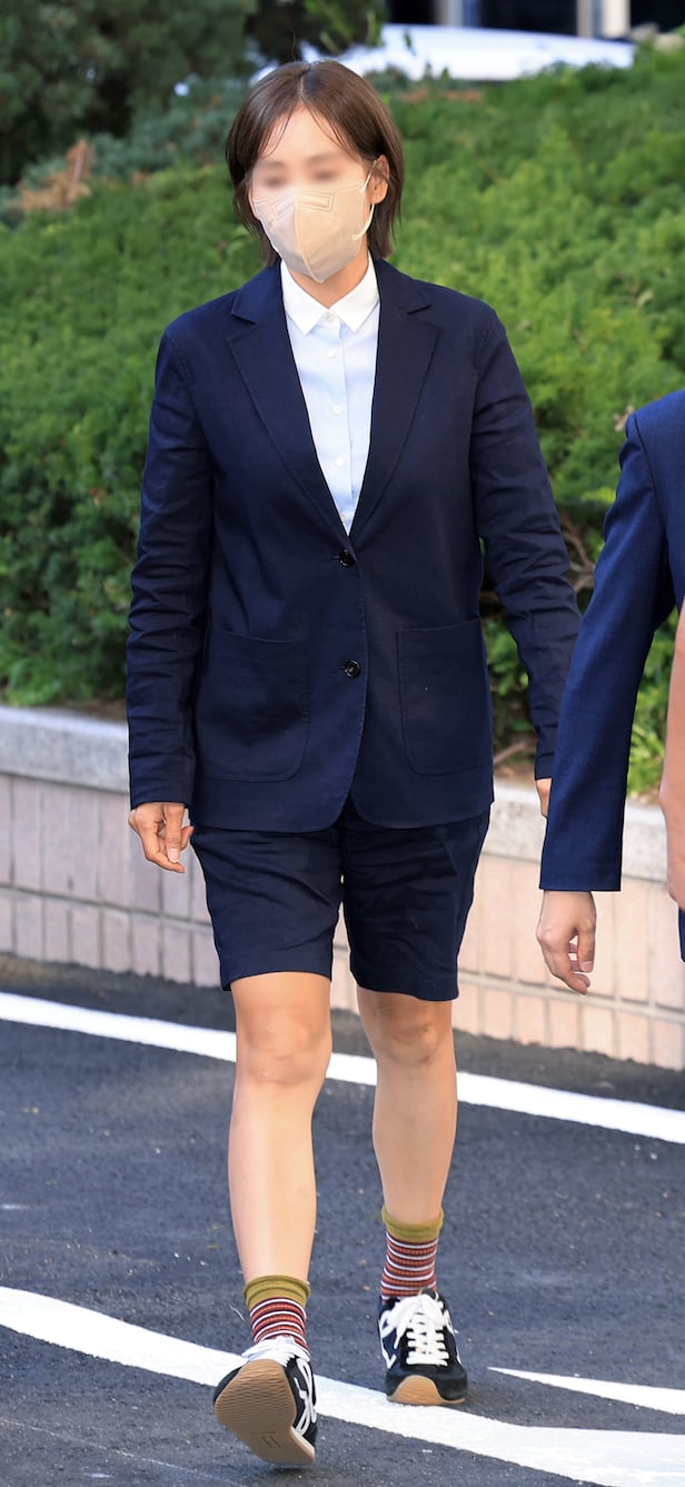 김승원 법무부 장관 후보자에게 '신약 청탁'을 했다는 의혹을 받는 브로커 양모씨가 15일 서울 마포구 서울서부지방법원에서 열린 뇌물공여 혐의 공판기일에 출석하고 있다. 2026.9.15 / 장경식 기자