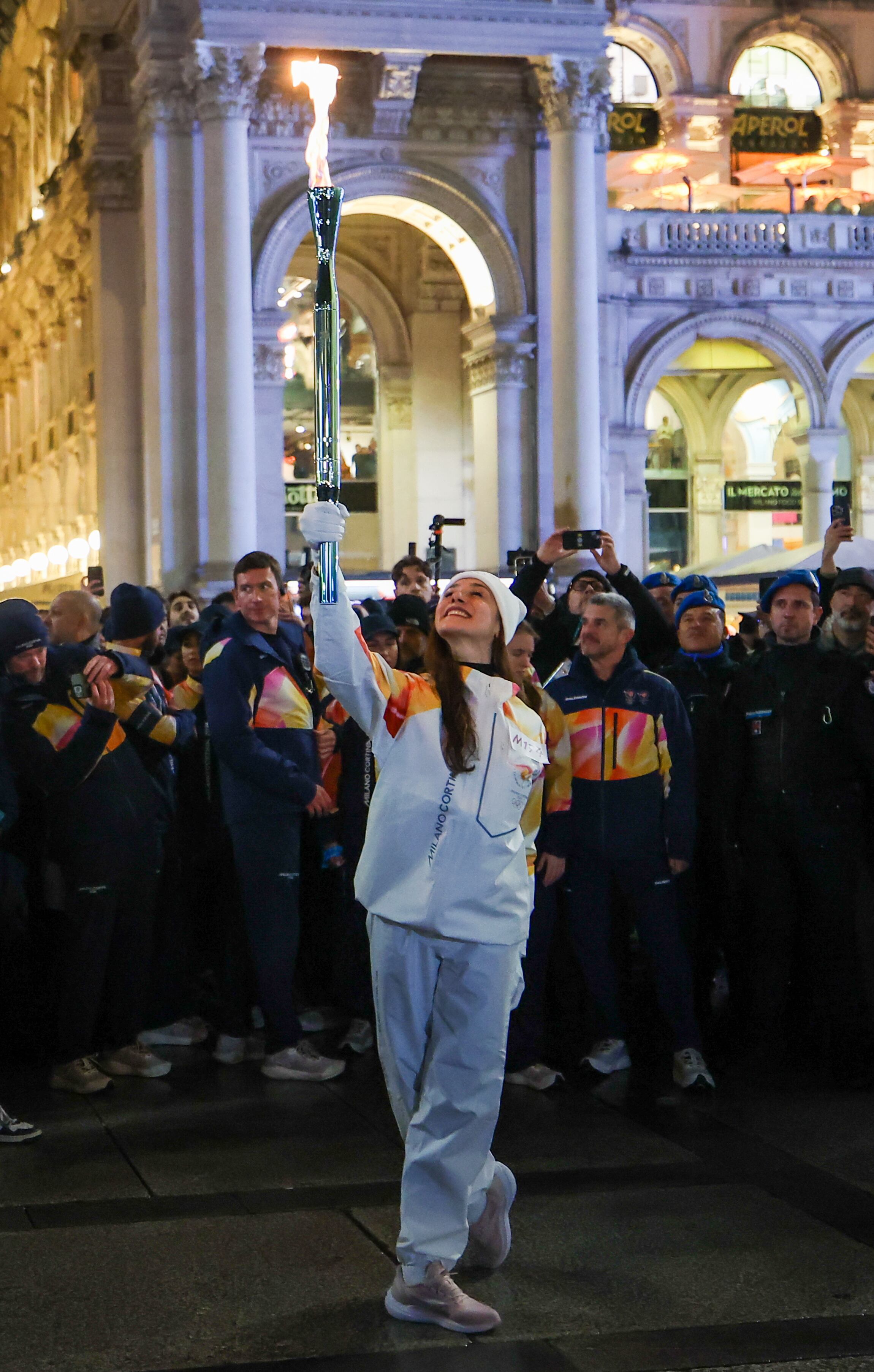 /TASS 연합뉴스2026 밀라노 코르티나 동계올림픽 개막식을 하루 앞둔 5일(현지 시각) 저녁 이탈리아 밀라노 두오모 앞 광장에서 라 스칼라 발레단 수석 무용수 니콜레타 마니가 성화봉을 높이 들고 있다. 눈과 얼음을 배경으로 펼쳐지는 세계인의 축제 밀라노 코르티나 동계올림픽이 6일 산 시로 스타디움에서 공식 개막했다. 밀라노를 비롯해 이탈리아 북부 4개 권역에서 분산 개최되는 이번 대회는 22일까지 17일 동안 이어진다./TASS 연합뉴스
