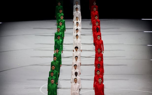 6일 밀라노 코르티나 올림픽 개막식에서 조르지오 아르마니가 디자인한 의상을 이탈리아 국기 색으로 나눠 입은 모델들이 걷고 있다. /로이터 연합뉴스