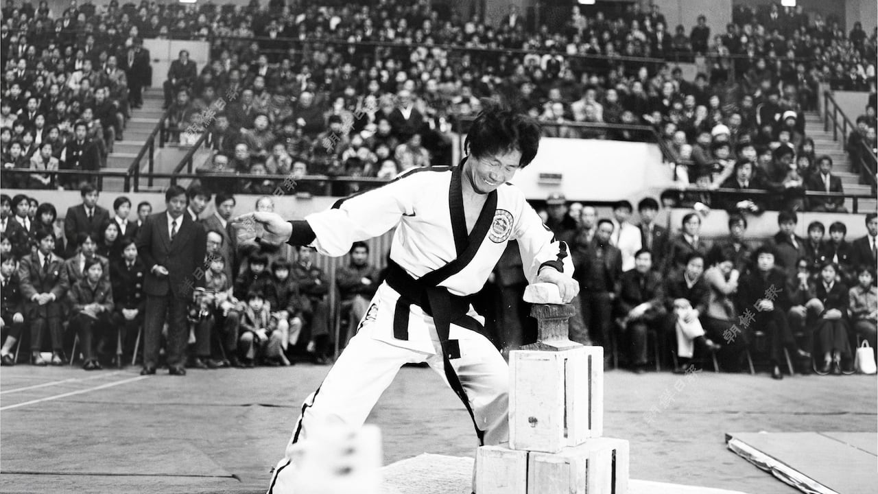 1977년 2월 19일 경향신문과 대한민국무술총연합회 공동 주최로 문화체육관에서 열린 제2회 전국 무술대회에서 봉술, 창술, 권술, 타격술과 함께 차력술 시범이 펼쳐졌다.