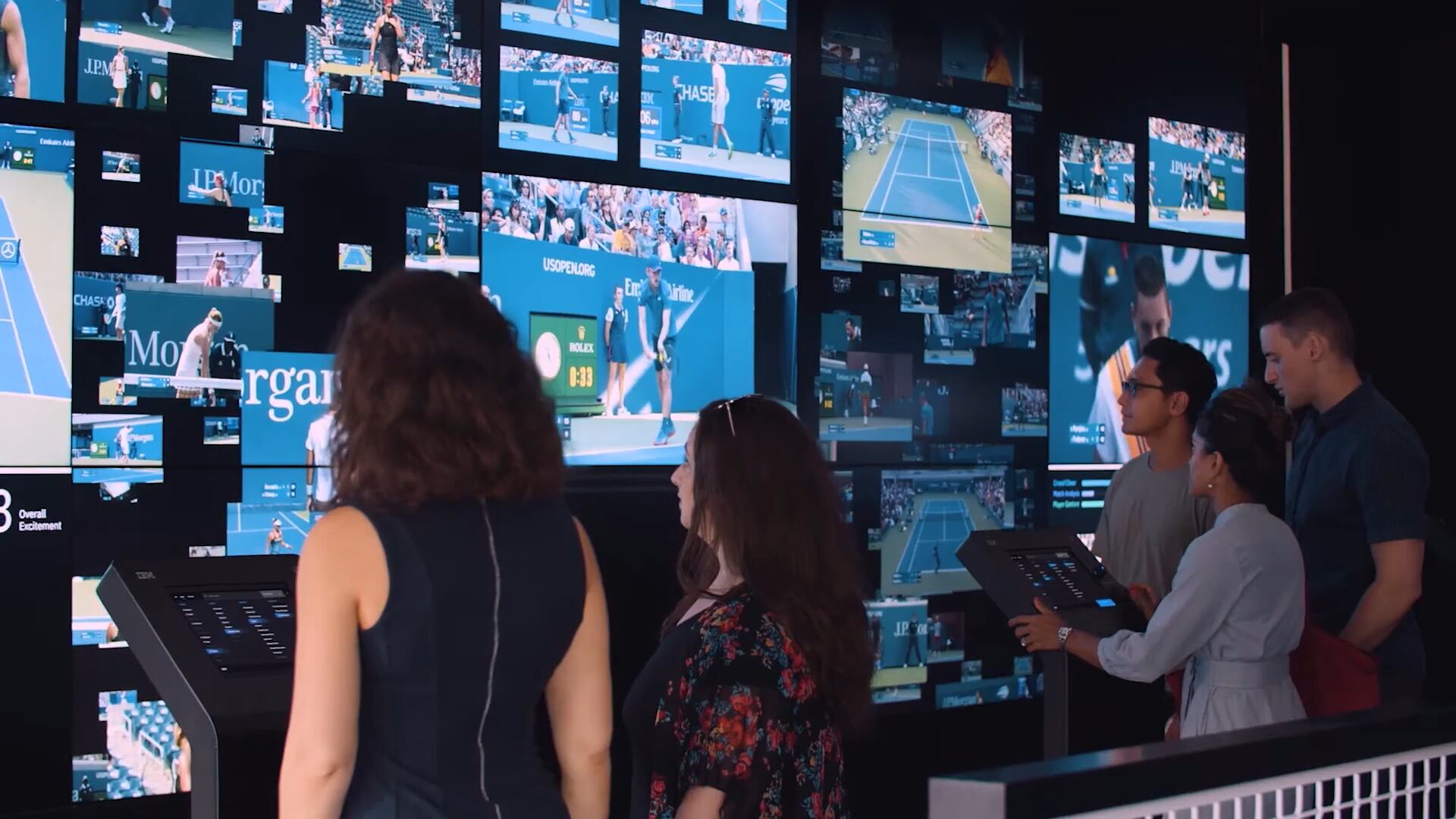 US오픈이 진행되는 미국 뉴욕 퀸즈 빌리진 킹 내셔널 테니스 센터의 'IBM 익스피리언스'에서 팬들이 '데이터 기반 경기 분석' 같은 기술을 체험하고 있다. /IBM