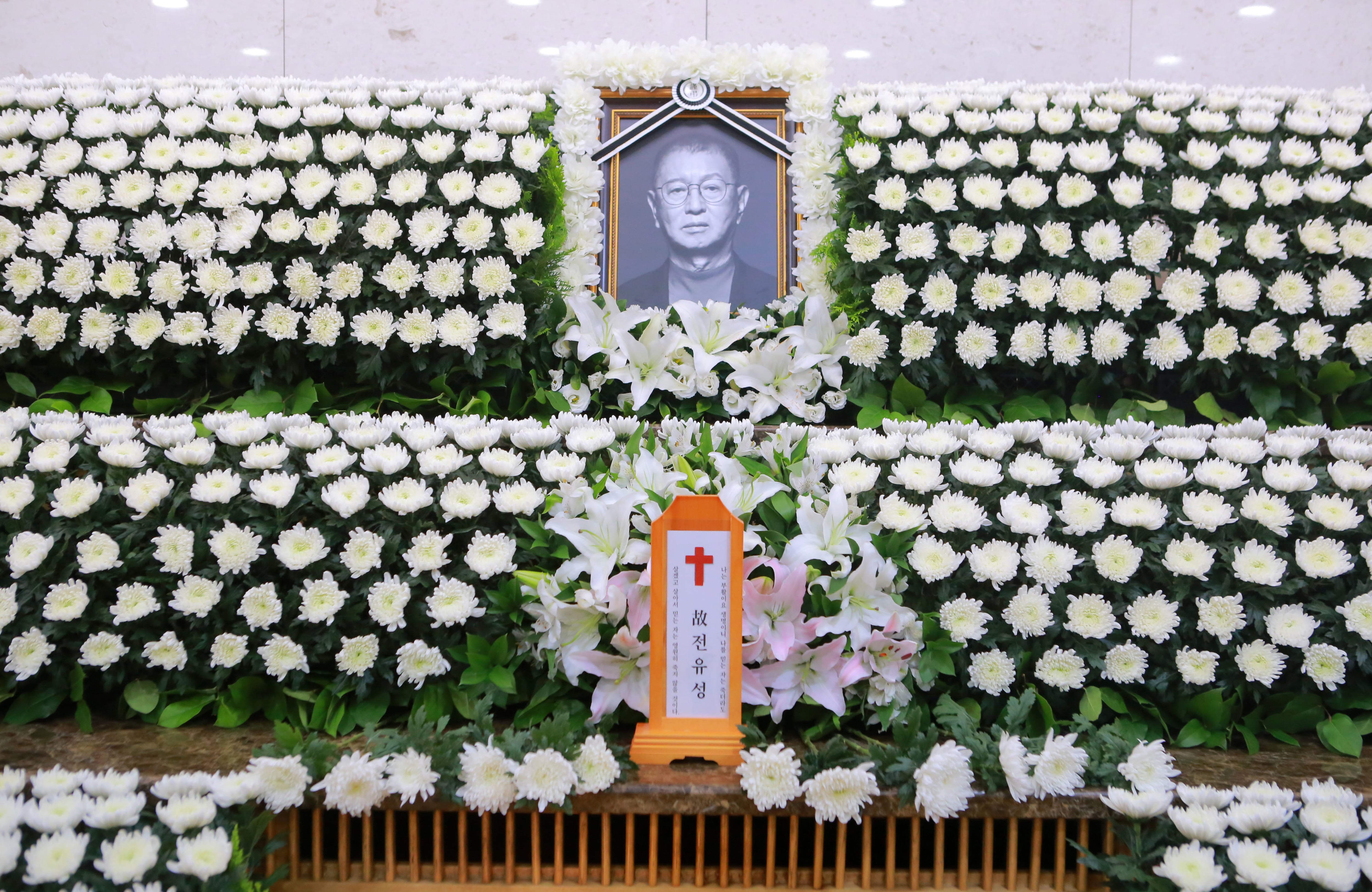 ‘故 전유성 전처’ 진미령, 근조화환 애도… 최양락 “3일 전 보고싶다며 연락” – 폰테크 달인