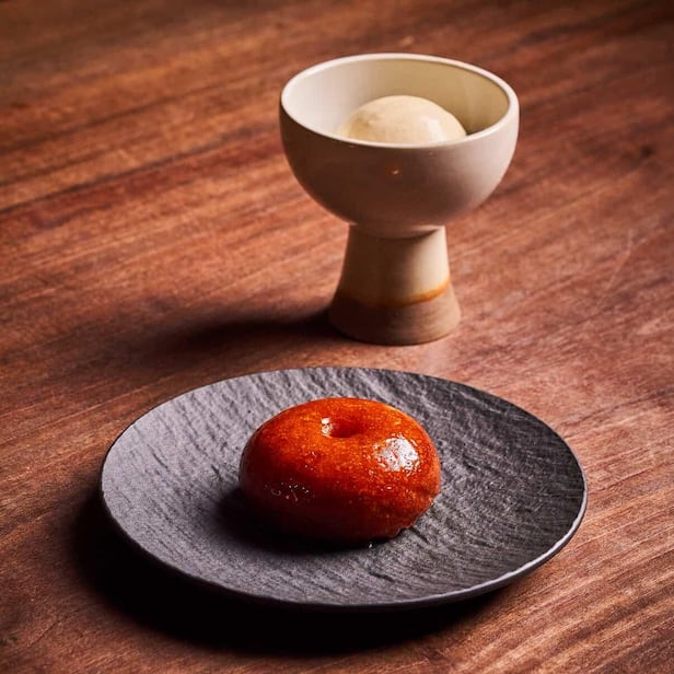 ´º¿å ÇѽĴç 'ÁÖ¾Æ'ÀÇ °í±¸¸¶ ÁÖ¾Ç. ºê¶ó¿î ¹öÅÍ ¾ÆÀ̽ºÅ©¸²À» °çµé¿© ¼ºùµÈ´Ù./ÁÖ¾Æ