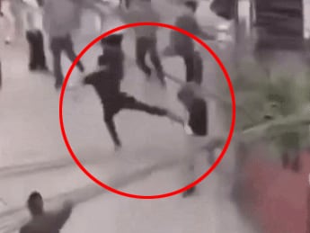 비슈누 프라사드 파우델 재무부 장관으로 추정되는 인물이 시위대에 폭행당하는 모습. /엑스