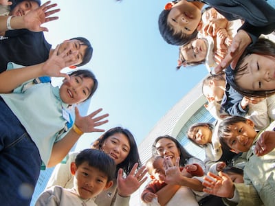 “동생 3명 생겨 신나요”… 삼둥이 품은 ‘두 살 왕누나’