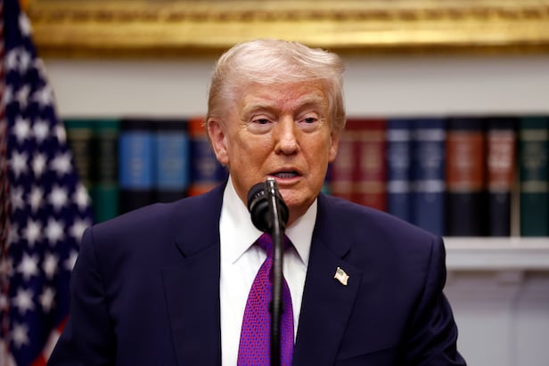 도널드 트럼프 미국 대통령이 12일 백악관 루스벨트룸에서 발언을 하고 있다. /EPA 연합뉴스