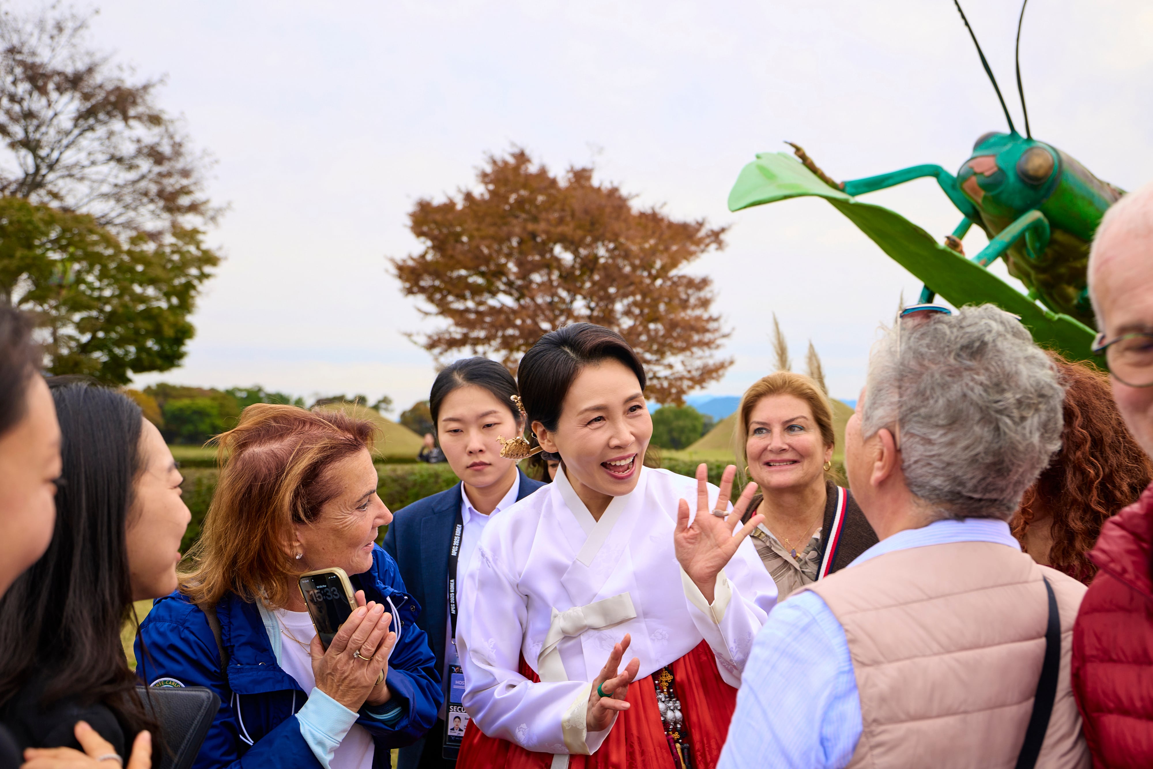 김혜경 여사가 30일 경북 경주 교촌마을을 찾아 외국인 관광객들과 대화를 하고 있다. /대통령실·뉴시스