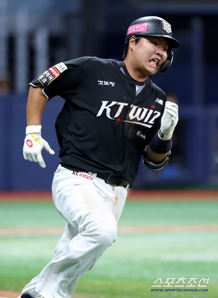 1일 고척스카이돔에서 열린 2025 KBO 퓨처스리그 챔피언결정전 상무와 KT의 경기, 4회초 2사 1루 KT 김민석이 1타점 2루타를 치고 질주하고 있다. 고척=허상욱 기자wook@sportschosun.com/2025.10.01