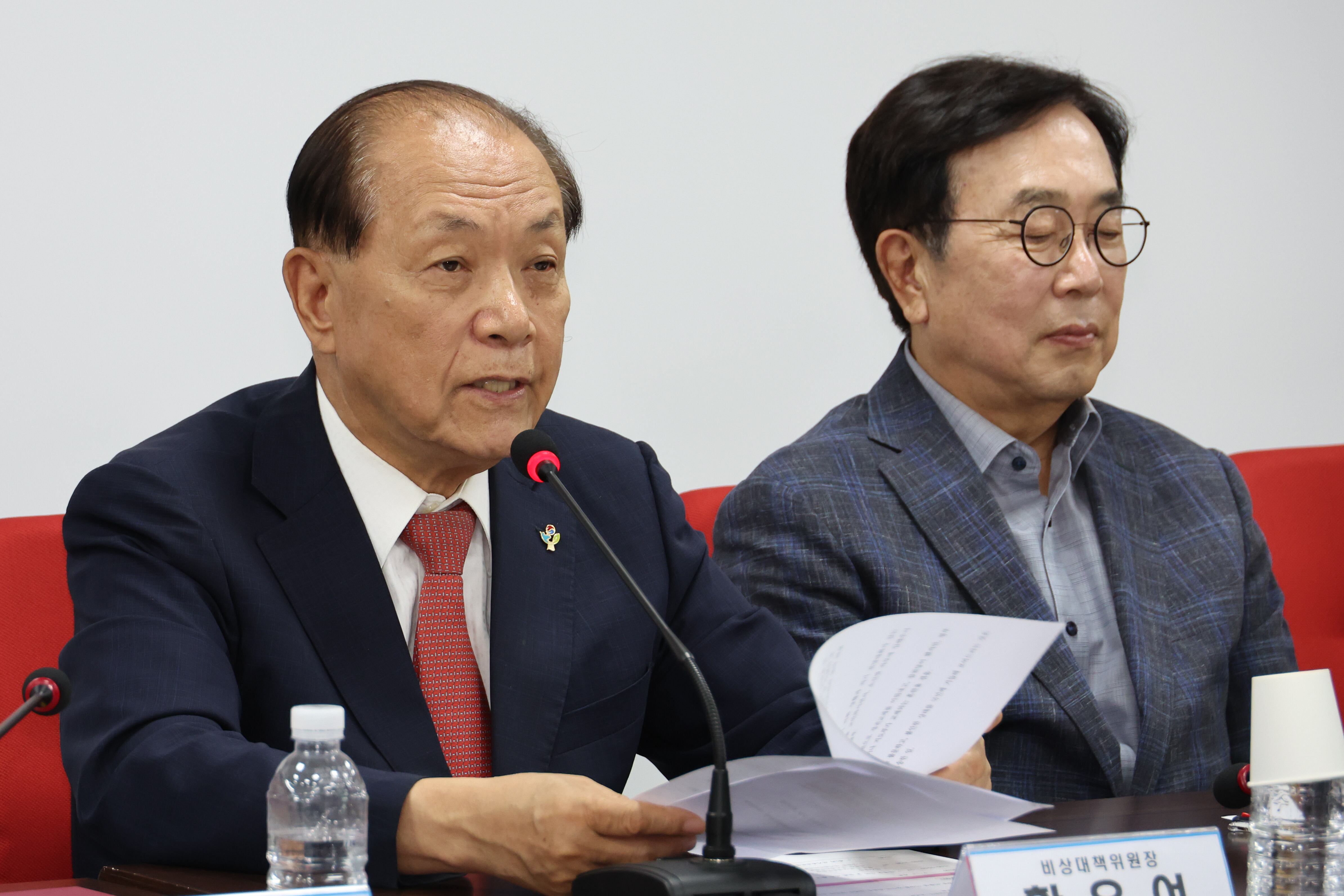 국민의힘 황우여 비상대책위원장이 3일 오후 서울 여의도 당사에서 열린 제4차 전당대회 선거관리위원회 1차 회의에서 발언하고 있다. 오른쪽은 서병수 선관위원장./연합뉴스