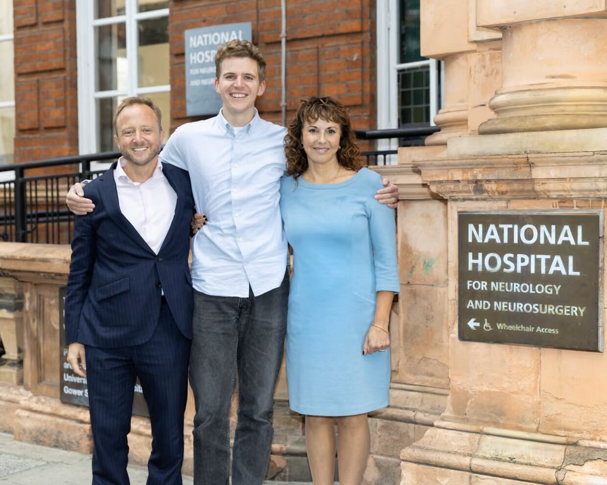 희귀 퇴행성 뇌질환인 헌팅턴병의 유전자 치료가 처음으로 영국에서 성공했다.사진은 임상시험을 주도한 사라 타브리지 교수(오른쪽)와 에드 와일드 교수(왼쪽). 치료후 건강을 되찾은 환자 중 한 명인 잭 메이-데이비스(30세). /영국 유니버시티칼리지 런던 헌팅턴병센터(UCLH)