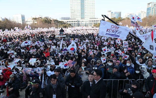 22일 오후 대전시청 남문광장에서 열린 탄핵 반대 국가비상기도회에서 한국사 강사인 전한길씨가 연사로 나와 윤석열 대통령의 탄핵반대와 관련 발언하고 있다. 환호하는 참가자들 모습. /남강호 기자