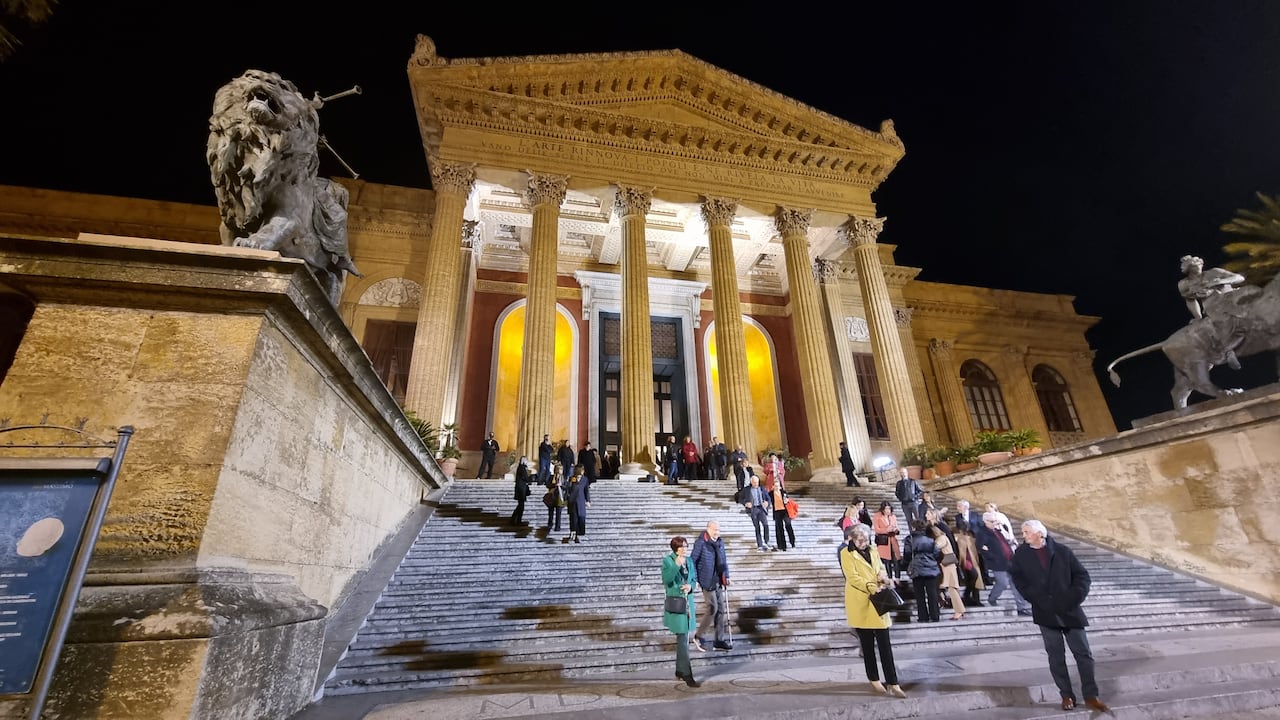 영화 '대부'3에서 콜레오네(알 파치노)가 암살자 총탄에 딸을 잃고 오열하는 피날레 장면을 촬영한 시칠리아 팔레르모 마시모 극장. /사진=김기철