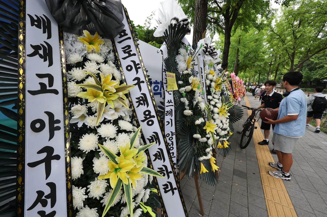 2일 서울 강동구 배재고등학교 앞에 배재고등학교 야구부를 비판하는 근조화환과 응원하는 화환이 놓여 있다. 2026.7.2. / 고운호 기자 / 초상권 주의!