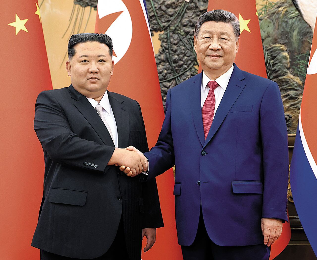 중국 전승절 80주년 기념식 참석차 중국을 찾은 김정은 북한 국무위원장이 4일 중국 베이징 인민대회당에서 시진핑 중국 국가주석과 양자 회담에 앞서 악수하고 있다. 김 위원장과 시 주석의 대면 회담은 시 주석이 북한을 국빈 방문했던 2019년 6월 이후 6년여 만이다. /로이터 연합뉴스