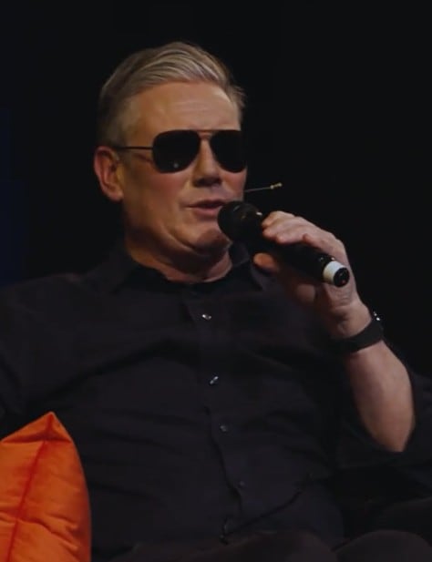 키어 스타머 영국 총리가 영화 탑건을 연상케 하는 선글라스를 착용한 채