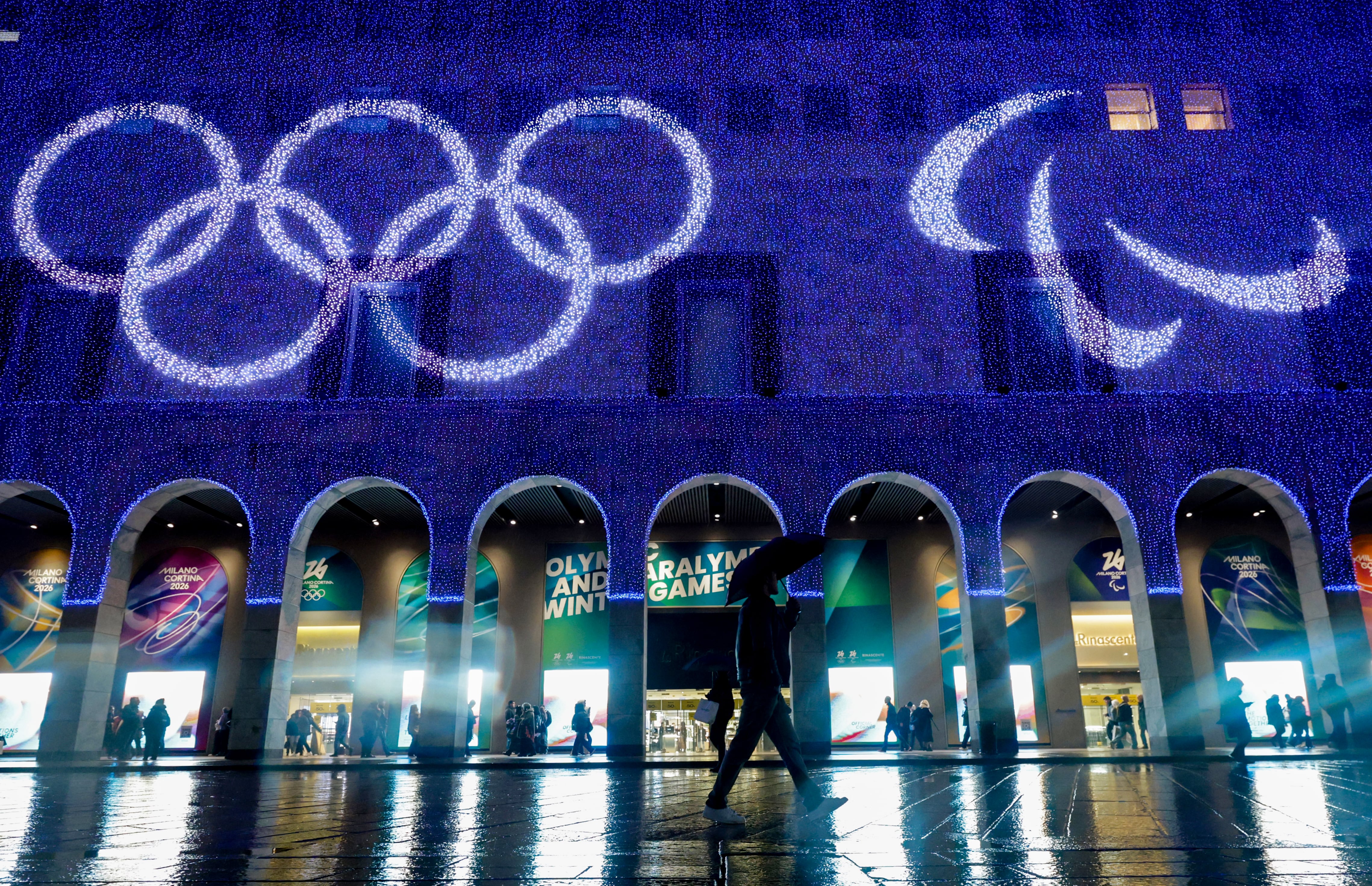 2일(현지시간) 저녁 이탈리아 밀라노 두오모 대성당 인근의 한 건물 외벽에 2026 밀라노 코르티나 동계 올림픽 관련 장식이 설치되어 있다. /장련성 기자