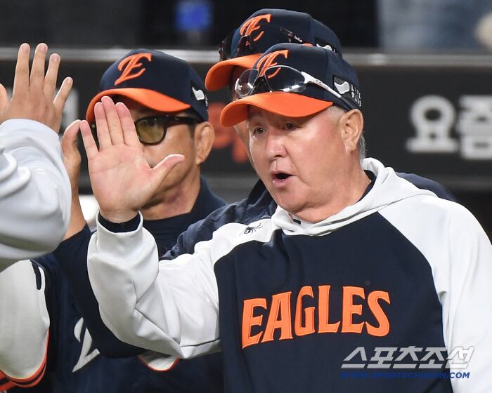 29일 대전 한화생명볼파크에서 열린 LG-한화전. 한화가 7대3으로 승리한 가운데 김경문 감독이 선수들을 맞이하고 있다. 대전=정재근 기자 cjg@sportschosun.com/2025.9.29