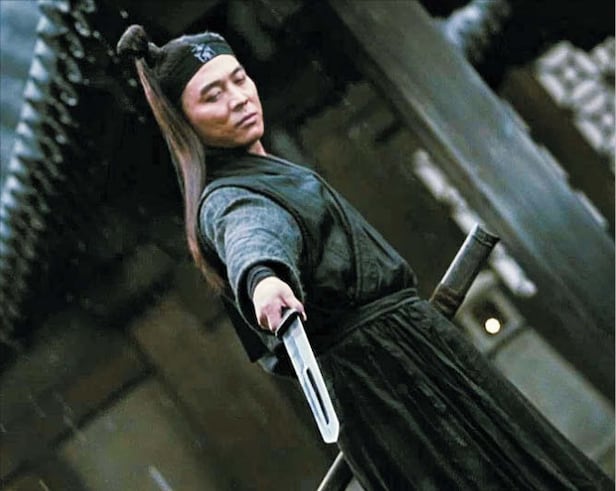 진시황 암살 미수 사건을 모티브로 한 영화 ‘영웅’에서 자객(리롄제)이 칼을 들고 있는 모습.