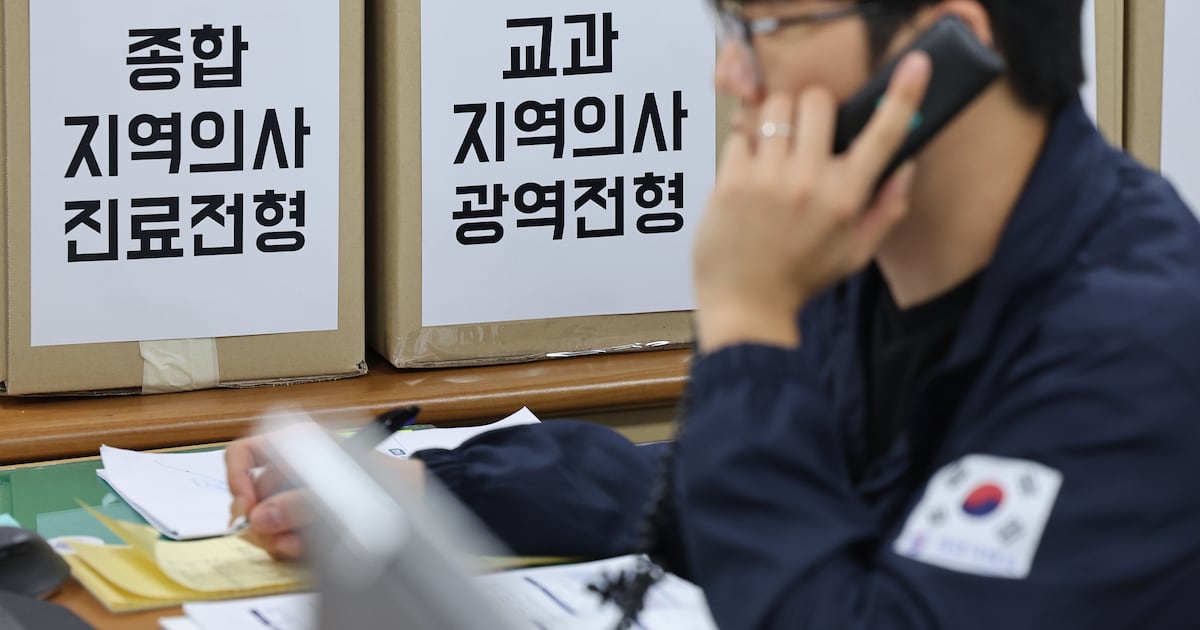 Photograph accompanying Korean applicants bid 11.08 to one for medical seats carrying a ten-year service bond