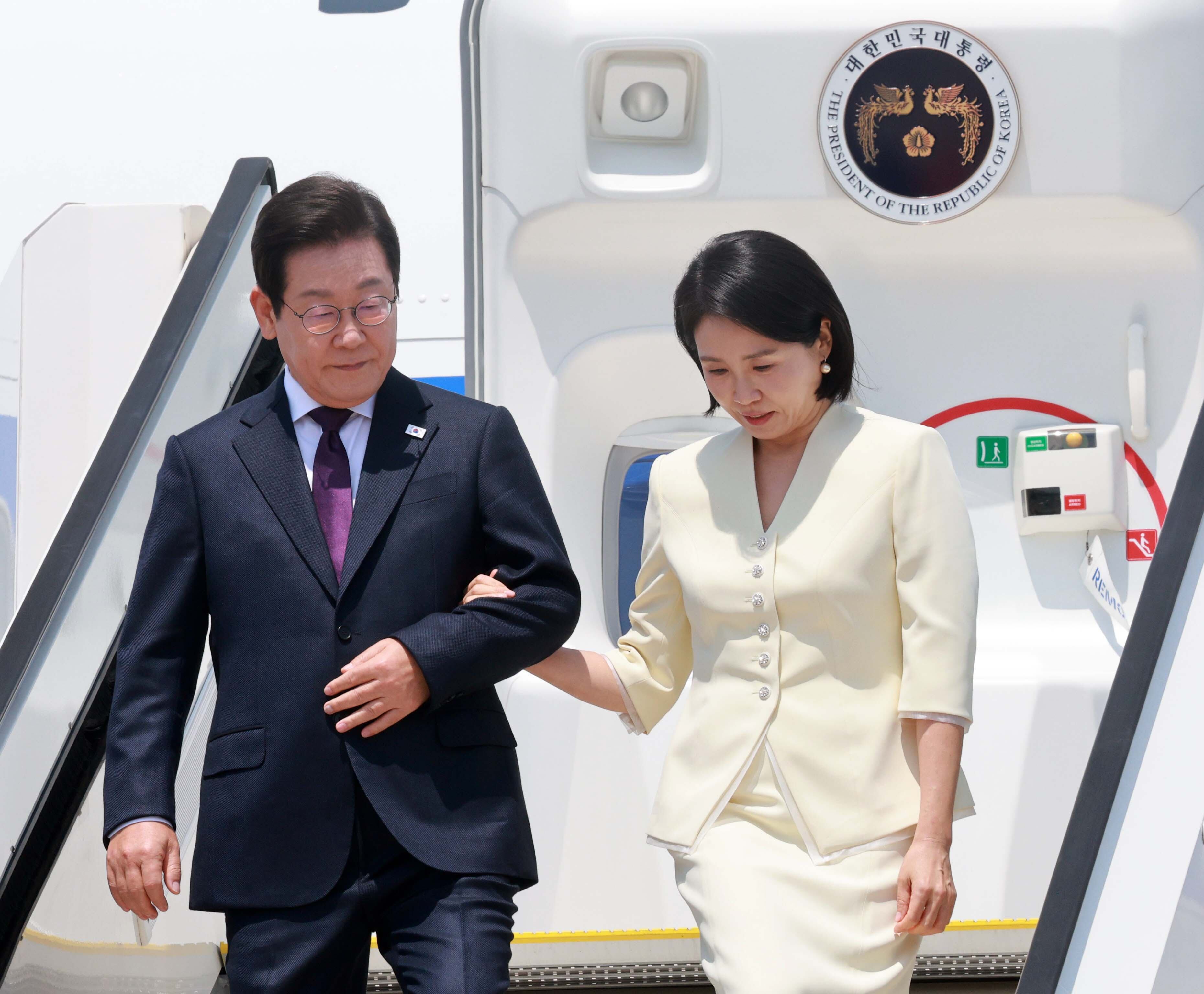 이재명 대통령과 김혜경 여사가 23일 일본 도쿄 하네다 국제공항에 도착, 대통령 전용기에서 내리고 있다./뉴시스