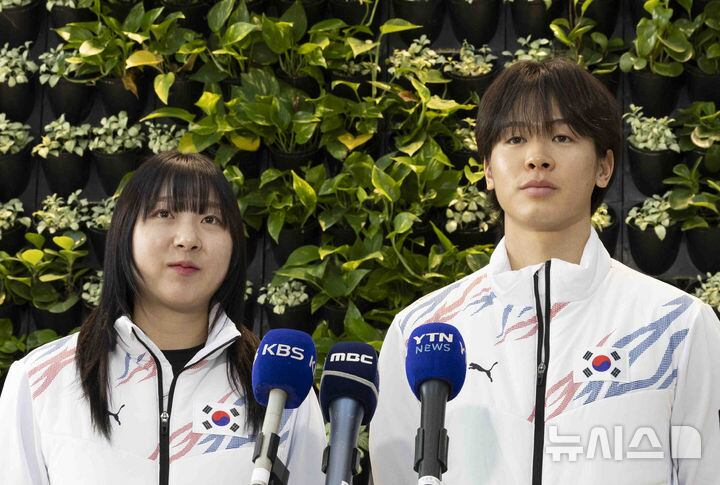 질문에 답하는 이준서-이의진 선수