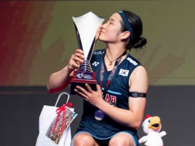 Korea's An Se Young kisses her trophy after winning the women's singles final at the Badminton Denmark Open in Odense on October 18, 2026. (Photo by Frank Cilius / Ritzau Scanpix / AFP) / Denmark OUT
<저작권자(c) 연합뉴스, 무단 전재-재배포, AI 학습 및 활용 금지>