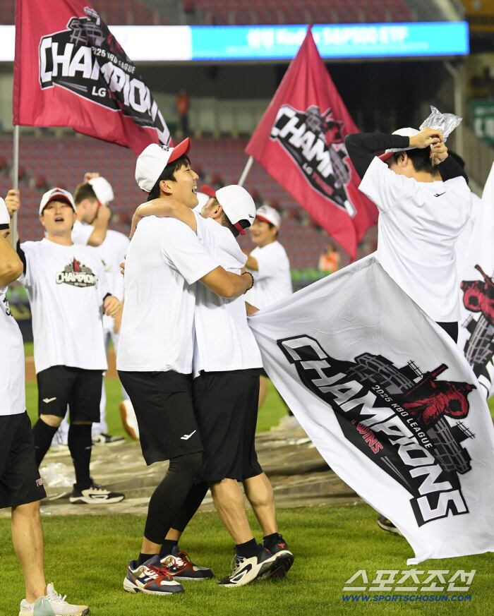 1일 잠실구장에서 정규리그 우승을 확정 지은 LG 트윈스 선수들이 기뻐하고 있다. 잠실=박재만 기자 pjm@sportschosun.com/2025.10.01