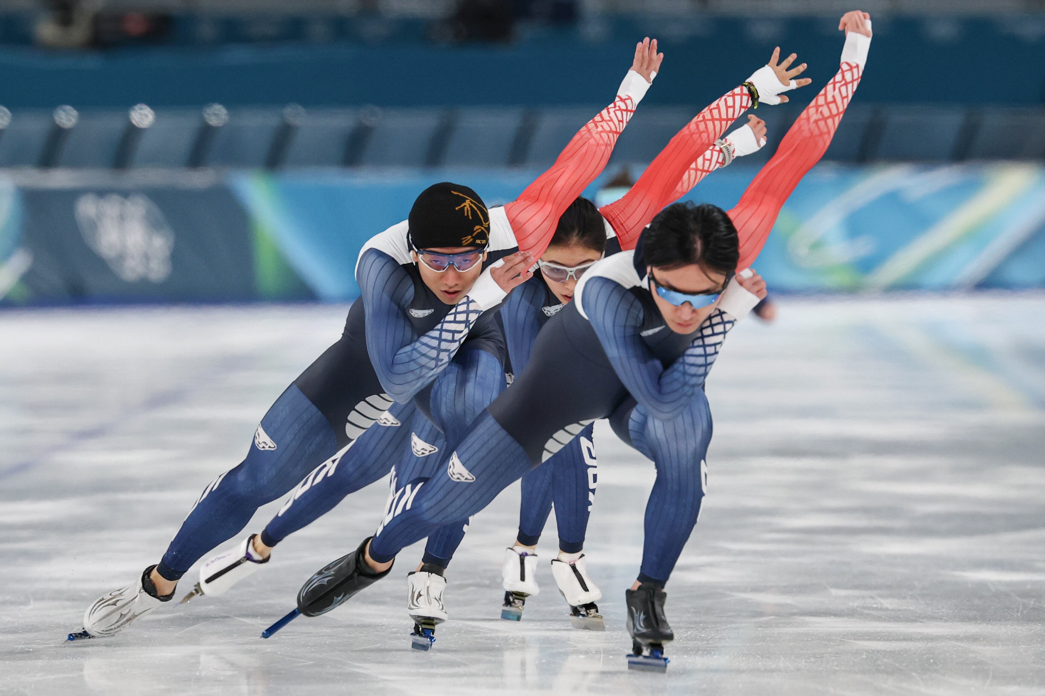 2026 밀라노 코르티나 동계올림픽에 출전하는 스피드스케이팅 대표 김준호(왼쪽부터), 이나현, 구경민이 지난 3일(현지 시각) 밀라노 스피드스케이팅 스타디움에서 훈련을 하고 있다. 임시로 조성된 빙상장의 낯선 환경이 이번 대회 변수가 될 수 있다는 관측이다./연합뉴스