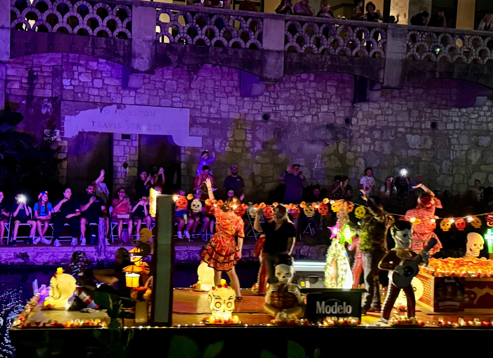 텍사스 샌안토니오 '리버워크(Riverwalk)’의 ‘망자의 날’ 보트 퍼레이드.