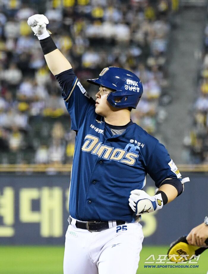 1일 잠실구장에서 열린 LG 트윈스와 NC 다이노스의 경기. 4회초 1사 만루 NC 김형준이 안타를 날린 뒤 환호하고 있다. 잠실=박재만 기자 pjm@sportschosun.com/2025.10.01