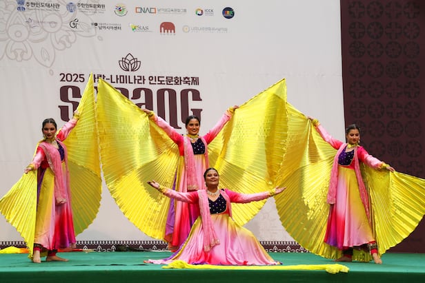 지난달 남이섬에서 열린 ‘사랑-인도문화축제’에서 인도 무용수들이 공연을 펼치는 모습. /남이섬교육문화그룹