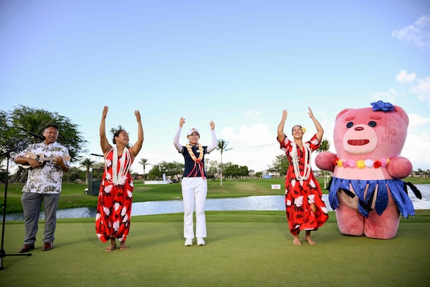 황유민이 롯데 챔피언십 우승 후 대회 관례에 따라 하와이 전통 춤을 추고 있다. /AFP 연합뉴스