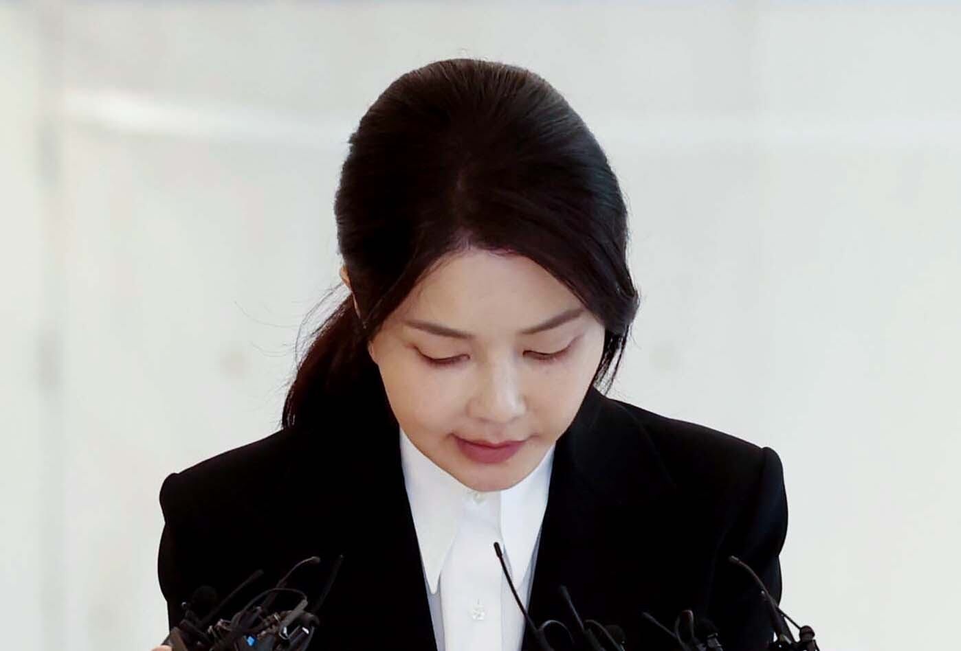 윤석열 전 대통령 배우자 김건희 여사가 6일 서울 종로구 KT광화문빌딩 웨스트에 마련된 민중기 특별검사팀 사무실에 피의자 신분으로 출석하며 고개 숙이고 있다./김지호 기자