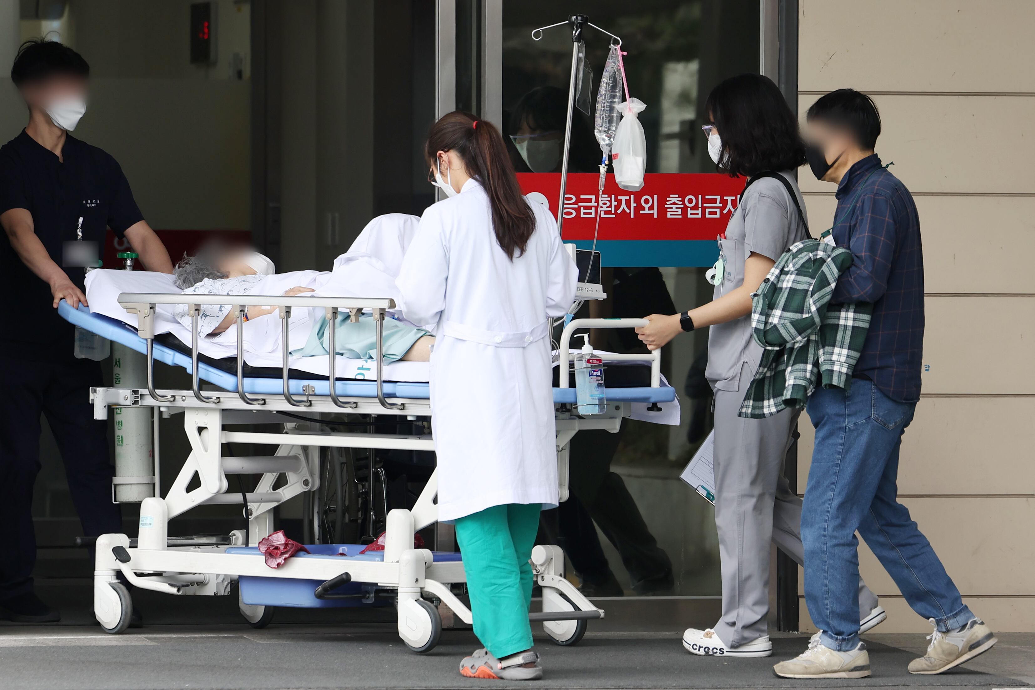 서울의 한 종합병원에서 의사와 간호사들이 응급의료센터로 환자를 이송하고 있다. /뉴스1