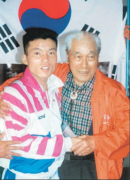 1992년 8월 9일 바르셀로나 올림픽 마라톤에서 우승한 황영조(왼쪽)와 축하하는 손기정옹. 손기정이 1936년 베를린 올림픽에서 우승한 날도 8월 9일이었다. /조선일보DB