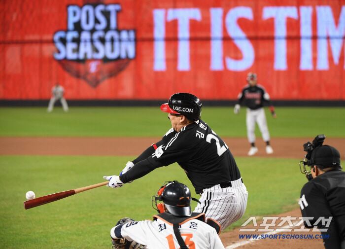 31일 대전 한화생명볼파크에서 열린 LG와 한화의 한국시리즈 5차전. 8회초 무사 1루 김현수가 류현진을 상대로 안타를 치고 있다. 대전=정재근 기자 cjg@sportschosun.com/2025.10.31