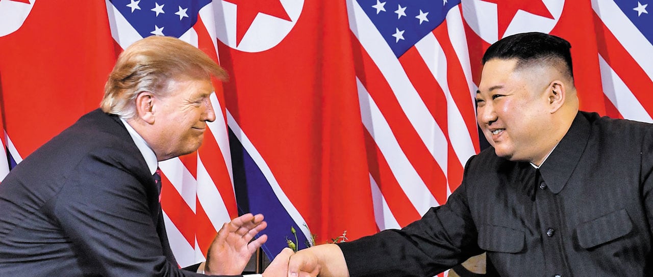 도널드 트럼프 미국 대통령(왼쪽)과 김정은 북한 국무위원장이 2019년 6월 30일 비무장지대(DMZ) 판문점 공동안전지대(JSA) 군사분계선 남쪽에서 열린 회담에서 악수하고 있다. /AFP 연합뉴스