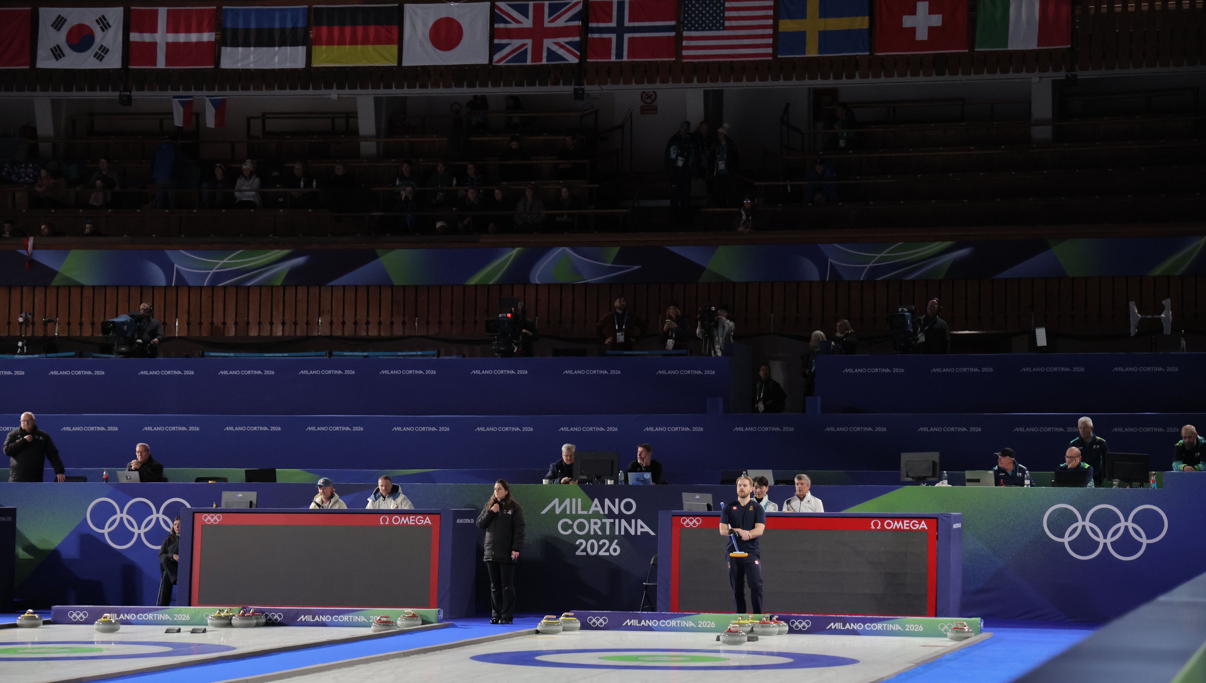 4일(현지시간) 밀라노·코르티나 동계올림픽 컬링 믹스더블 라운드로빈 경기가 열린 이탈리아 코르티나담페초 컬링 올림픽 스타디움에서 일부 조명과 스코어보드, 전광판이 정전돼 경기가 중단되고 있다./연합뉴스