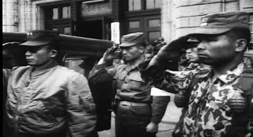 5.16 혁명 이틀 후인 1961년 5월 18일, 박정희 소장(맨 왼쪽)을 비롯한 5.16 혁명군 수뇌부가 육군사관학교 생도들의 지지 시위에 경례로 인사하고 있다./조선일보DB