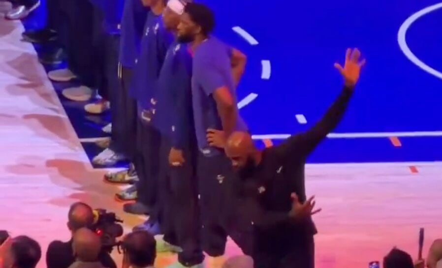 국가 나오는데… 딴짓한 르브론, 코트 뜬 WNBA 선수들