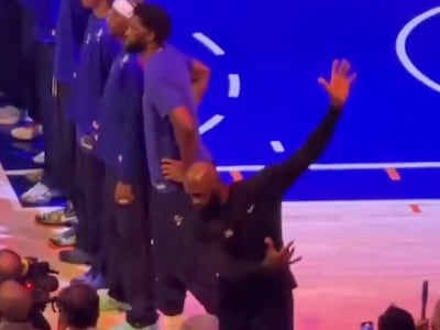 국가 나오는데… 딴짓한 르브론, 코트 뜬 WNBA 선수들