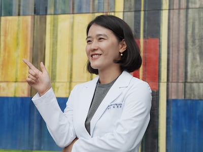 뜻밖에 마스크팩 들고 나타난 의사 “겨우 화장품? 과학입니다”