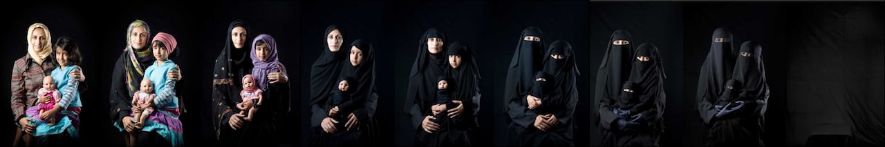 예멘 작가 보시라 알무타와켈이 지난 5월 인스타그램에 올린 사진 작품. 탈레반 장악으로 암흑기를 맞게 된 아프가니스탄 여성들의 처지를 연상시킨다. 작품에 등장하는 이슬람권 모녀의 사진은 머리카락과 목만 가린 스카프 ‘히잡’을 쓰던 모습( 왼쪽)에서 얼굴을 제외한 전신을 가리는 ‘차도르’차림으로 바뀌고, 종국에는 전신을 덮고 눈 부위까지 망사로 가린 ‘부르카’를 입었다. 오른쪽 마지막 사진에는 여성들의 암흑기를 상징하듯 온통 검정뿐이다./인스타그램  Bushra Almutawakel