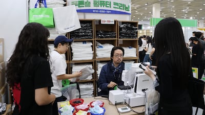 조리복 입고 “어떤 책 드릴까요?”… 독자 잡으려 부스마다 이색 아이디어
