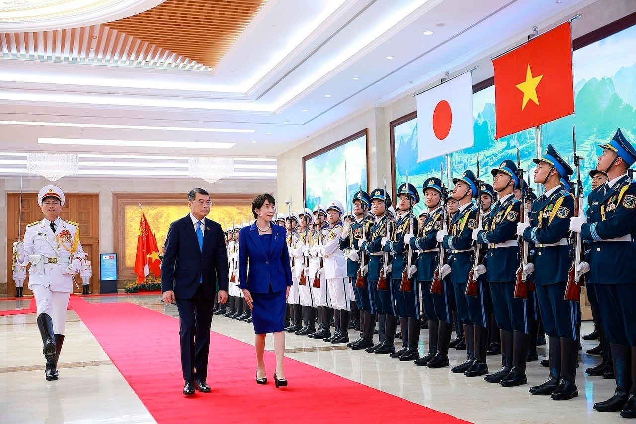  Japanese Prime Minister Sanae Takaichi, center right, walks with Vietnamese Prime Minister Le Minh Hung as they inspect honor guards during the welcoming ceremony ahead of their meeting in Hanoi, Vietnam, Saturday, May 2, 2026. (Duong Van Gang/VNA via AP)/2026-05-02 13:51:42/
<저작권자 ⓒ 1980-2026 ㈜연합뉴스. 무단 전재 재배포 금지, AI 학습 및 활용 금지>